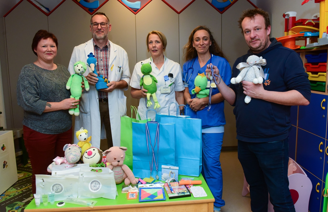 Stichting De Kleine Strijders deelt pakketten uit voor aangenamer ziekenhuisverblijf