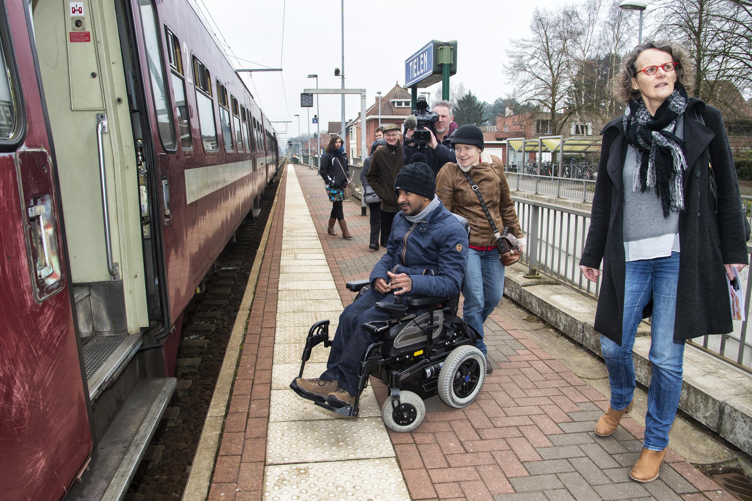 Meer rolstoelgebruikers willen assistentie in treinstations, maar stoten op obstakels