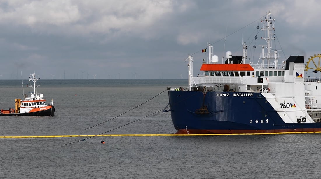 Reusachtig schip gestrand op naaktstrand van Bredene