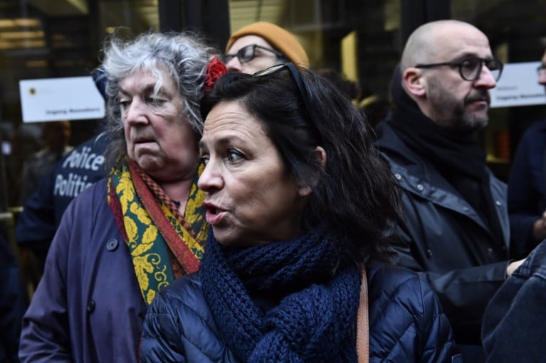 Cultuursector protesteert aan Vlaams Parlement tegen besparingen, bekende acteurs nemen plaats in zaal