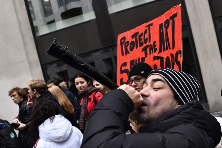 Cultuursector protesteert aan Vlaams Parlement tegen besparingen, bekende acteurs nemen plaats in zaal
