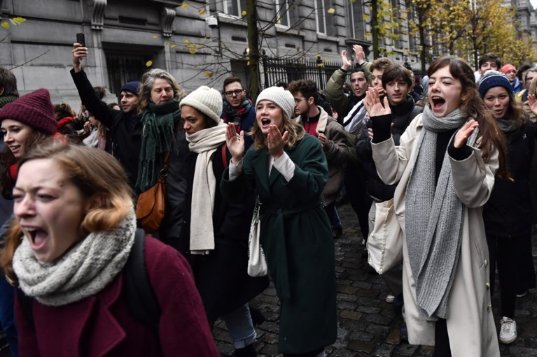 Cultuursector protesteert aan Vlaams Parlement tegen besparingen, bekende acteurs nemen plaats in zaal