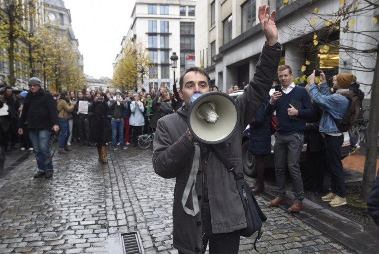 Cultuursector protesteert aan Vlaams Parlement tegen besparingen, bekende acteurs nemen plaats in zaal