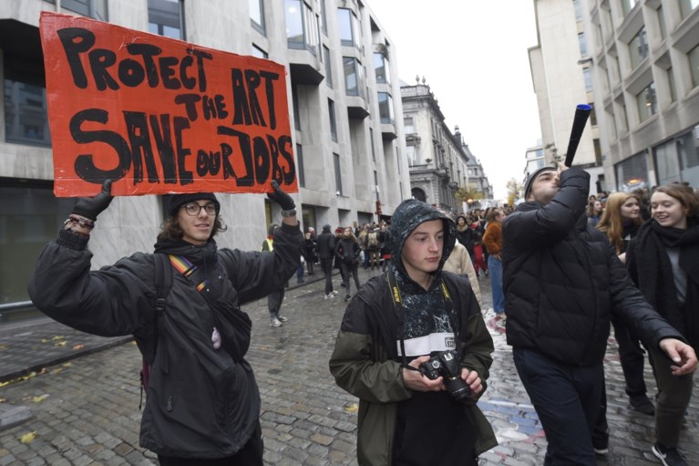 Cultuursector protesteert aan Vlaams Parlement tegen besparingen, bekende acteurs nemen plaats in zaal
