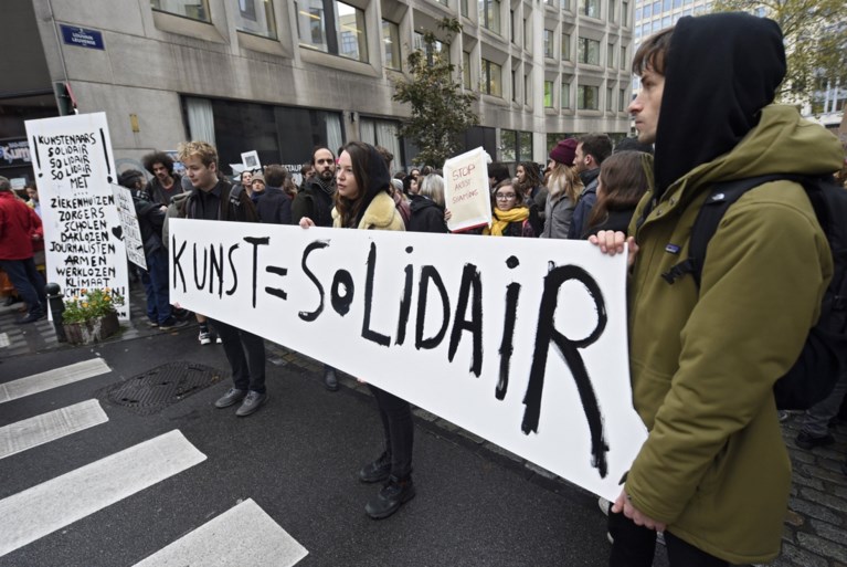 Cultuursector protesteert aan Vlaams Parlement tegen besparingen, bekende acteurs nemen plaats in zaal