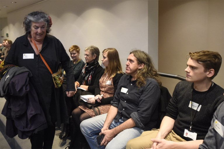 Cultuursector protesteert aan Vlaams Parlement tegen besparingen, bekende acteurs nemen plaats in zaal