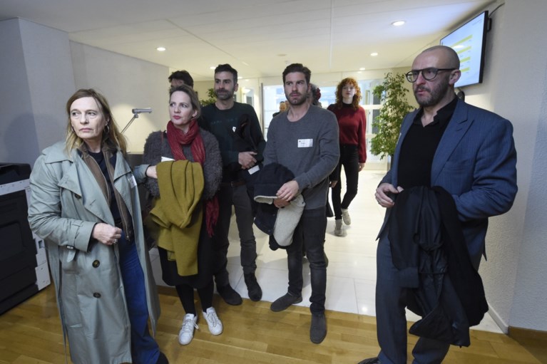 Cultuursector protesteert aan Vlaams Parlement tegen besparingen, bekende acteurs nemen plaats in zaal