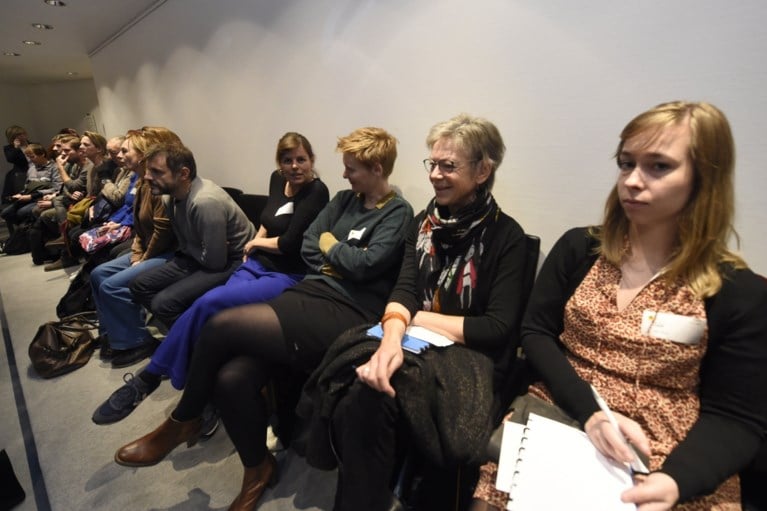 Cultuursector protesteert aan Vlaams Parlement tegen besparingen, bekende acteurs nemen plaats in zaal