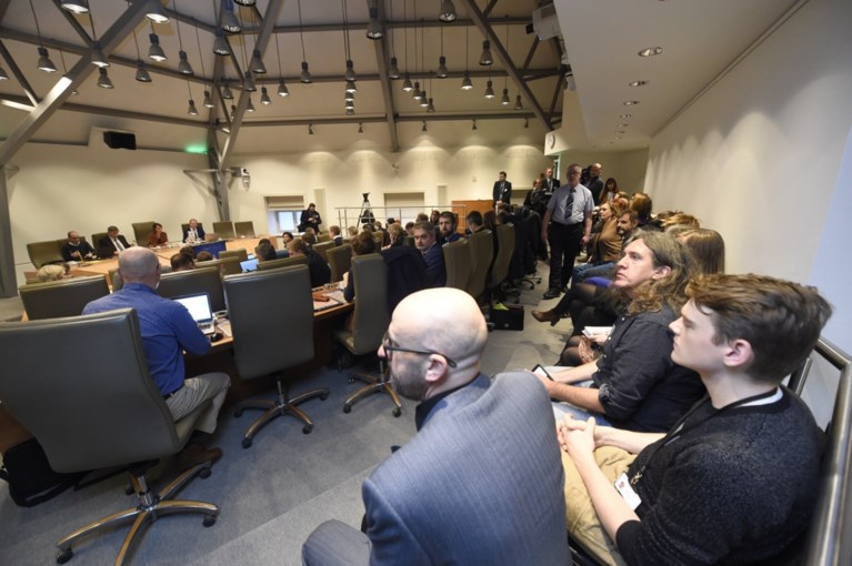 Cultuursector protesteert aan Vlaams Parlement tegen besparingen, bekende acteurs nemen plaats in zaal