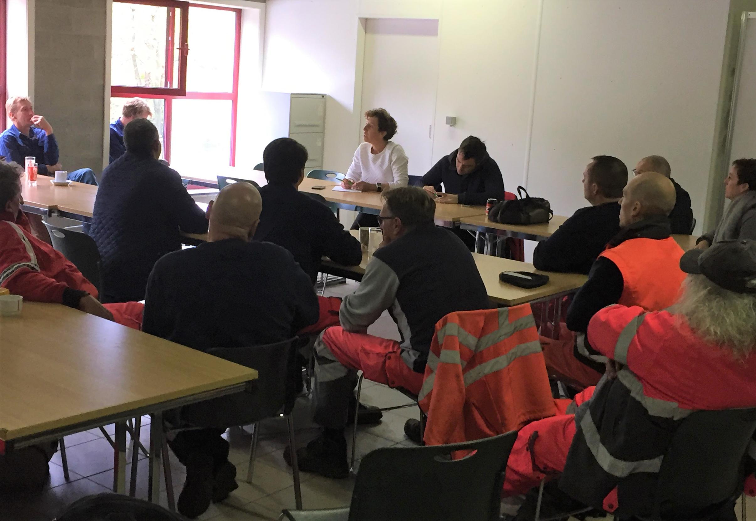 Minder premies en langere werkdagen leiden tot staking bij gemeentepersoneel