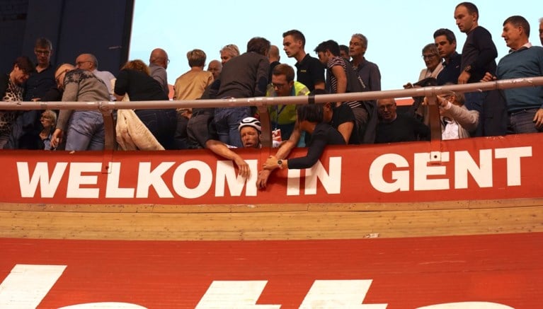 Opnieuw opschudding in het Kuipke: Belgische G-sporters belanden in het publiek na crash