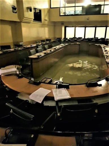 Regionaal parlement verwerpt klimaatmaatregelen en 2 minuten later staat vergaderzaal onder water