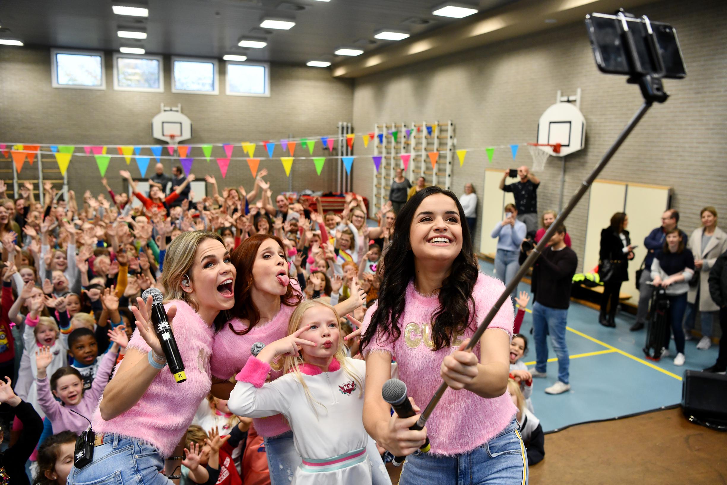 K3 vervult wens van Annelie (6) met groot dansfeest in Sint-Cordulaschool