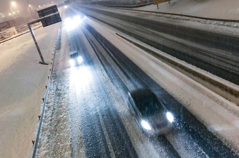 300.000 gezinnen zonder stroom en al 1 dode: ongewoon vroege en hevige sneeuwval houdt lelijk huis in zuiden en oosten van Frankrijk