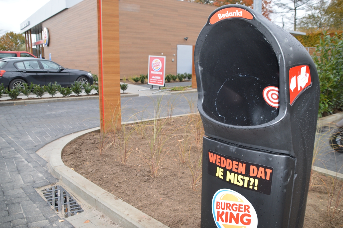 Burger King zet vuilnisbakken tegen vuilakken