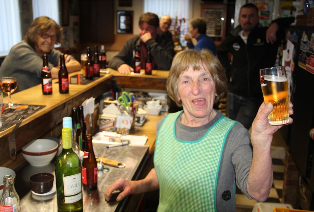Maitje (74) opent elke dag café om tussen de mensen te zijn: “Ik sta al 49 jaar achter de toog en doe verder zolang ik kan”