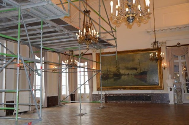 Burgemeester leidt toeristen rond in stadhuis