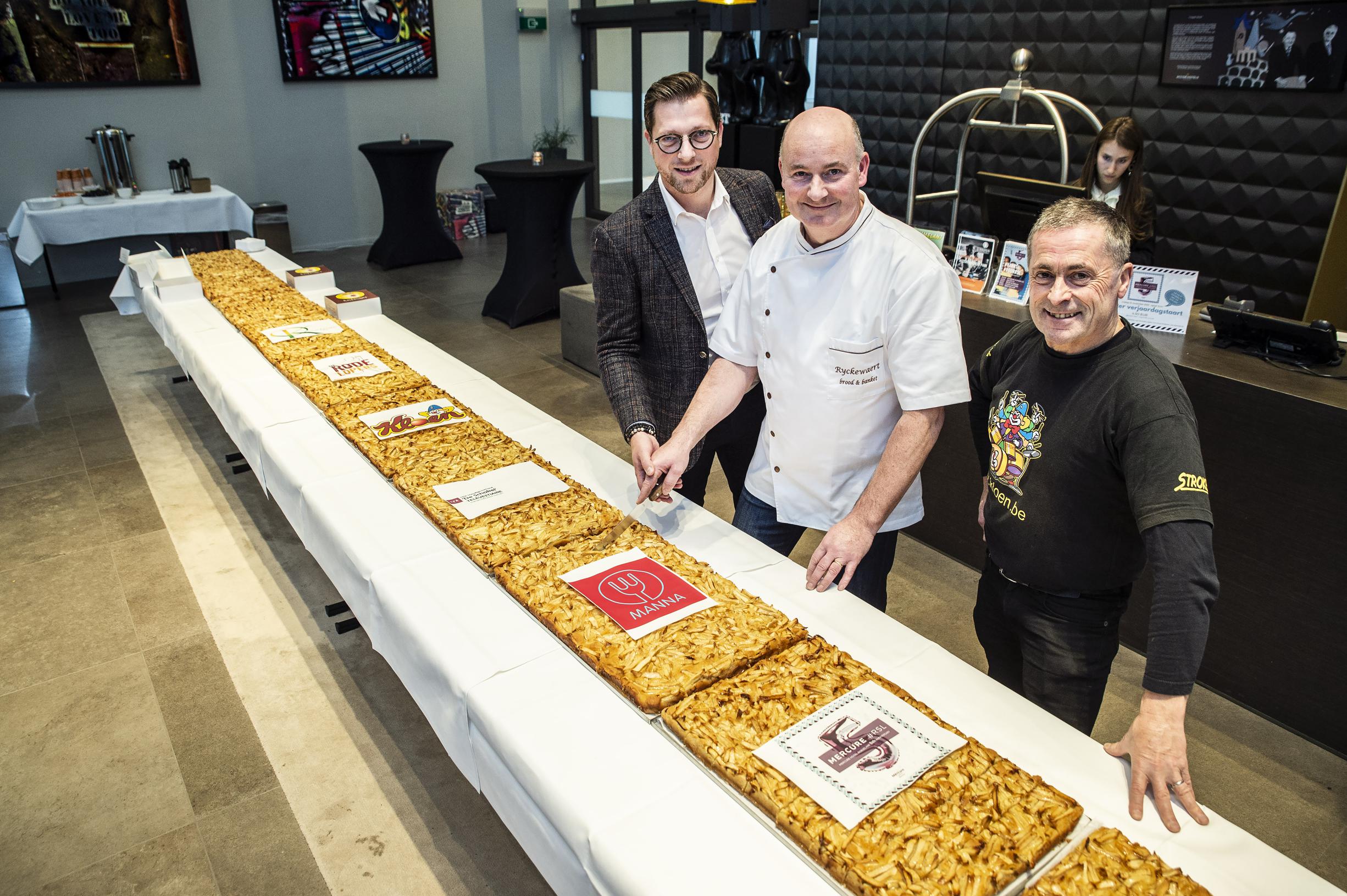 Hotel Mercure verkoopt vijf meter taart voor goede doelen - Het Nieuwsblad