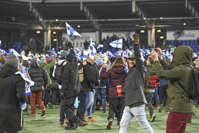 Uitzinnige taferelen in Finland na eerste kwalificatie ooit voor EK voetbal