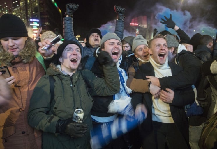 Uitzinnige taferelen in Finland na eerste kwalificatie ooit voor EK voetbal