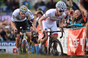 Mathieu Van der Poel in tranen na zege in Tabor: “Het is een héél zware week geweest”