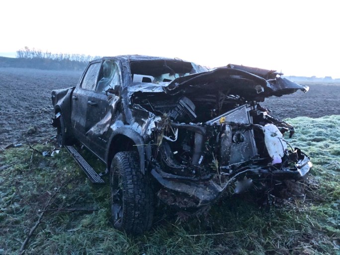 Twingo wordt op snelweg aangereden door zware pick-up: 22-jarige man komt om