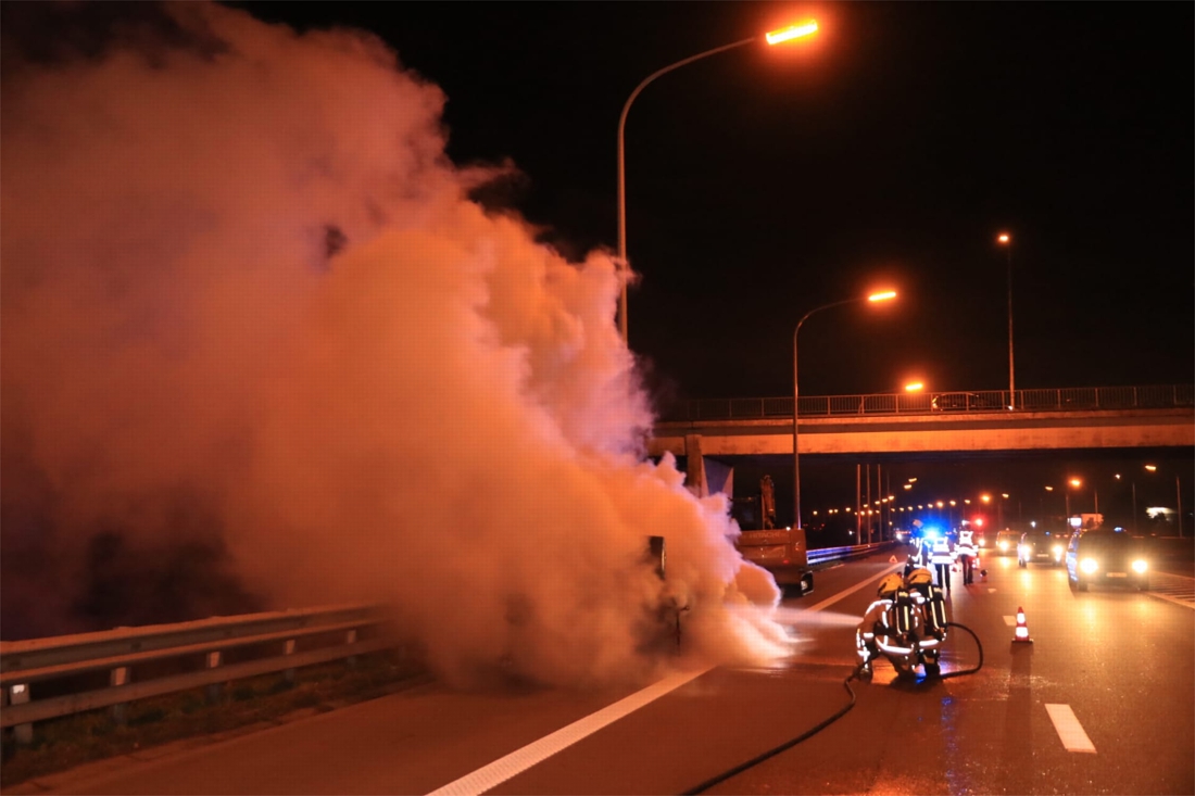Aanhangwagen brandt uit op E17, koelbloedige chauffeur kan erger voorkomen