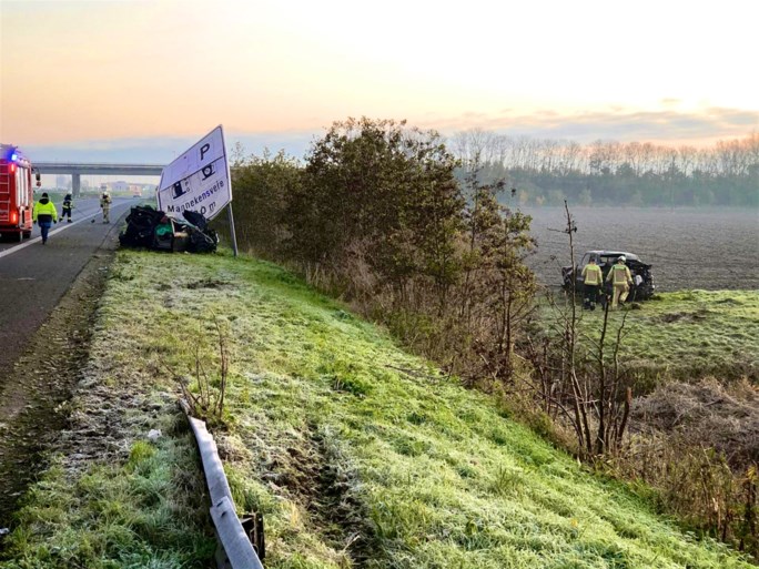 Twingo wordt op snelweg aangereden door zware pick-up: 22-jarige man komt om