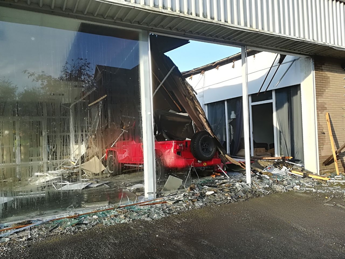 Toonzaal garage ingestort in Lokeren: schade loopt in de tienduizenden euro