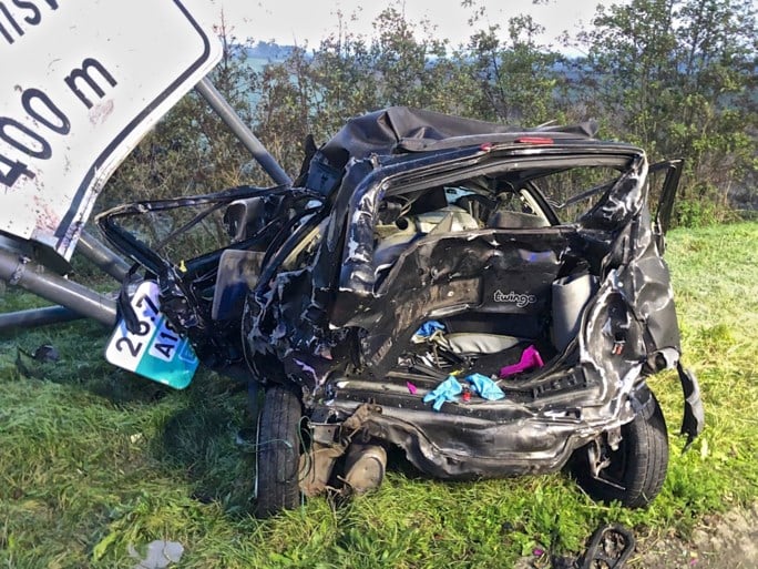 Twingo wordt op snelweg aangereden door zware pick-up: 22-jarige man komt om