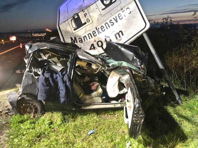 Twingo wordt op snelweg aangereden door zware pick-up: 22-jarige man komt om