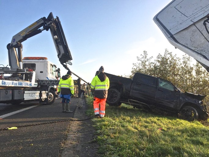 Twingo wordt op snelweg aangereden door zware pick-up: 22-jarige man komt om