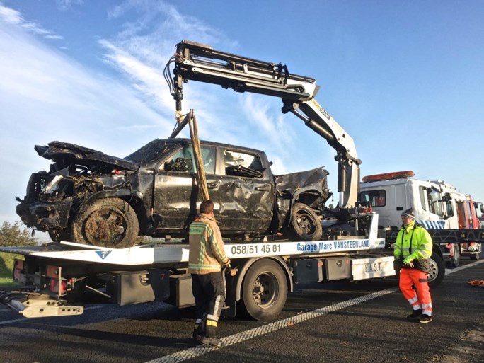 Twingo wordt op snelweg aangereden door zware pick-up: 22-jarige man komt om