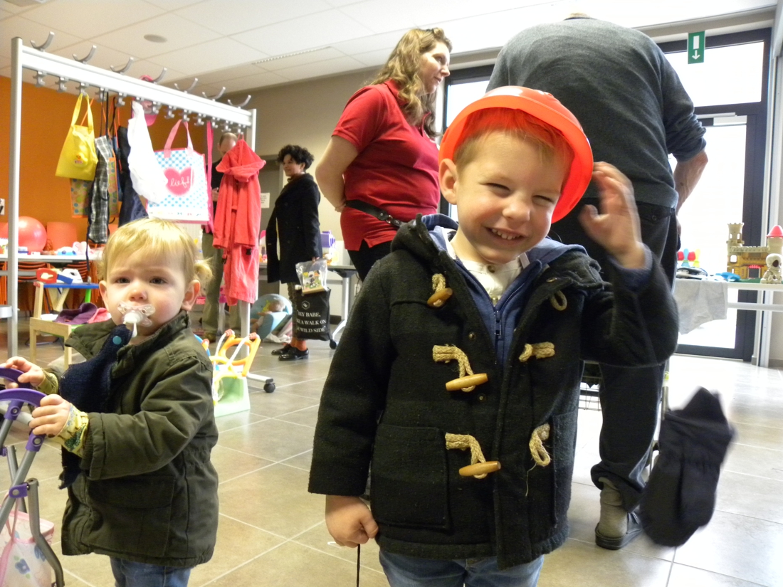 Geefplein van kinderraad is groot succes: “Wat ik hier bespaar, kan ik uitgeven aan eten” - Het Nieuwsblad