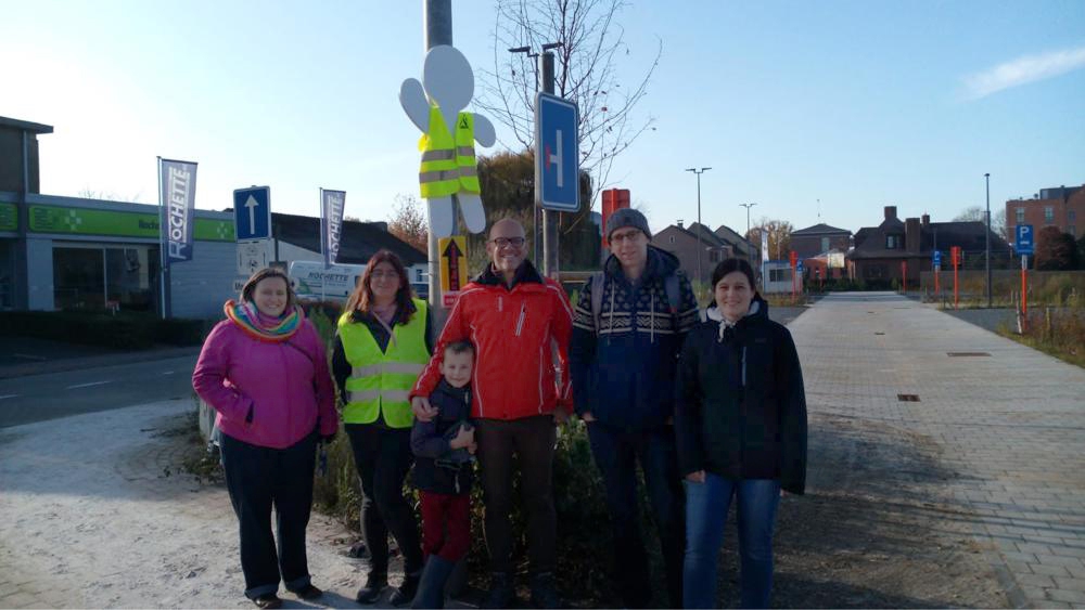 Hier vragen houten fluomannetjes aandacht: “Onze kinderen kunnen niet meer veilig naar school fietsen”