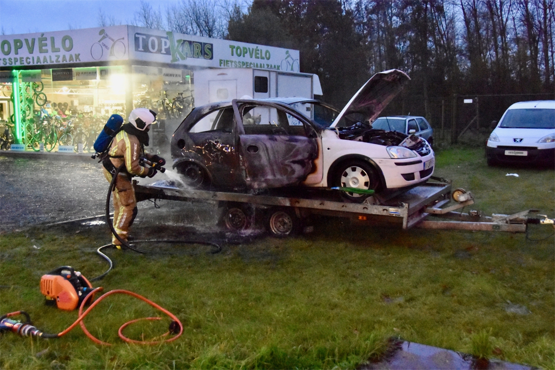 Auto vliegt in brand tijdens werkzaamheden