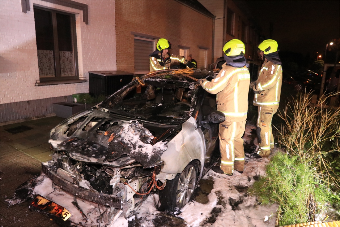 Brand in hybride wagen? Brandweer moet auto 24 uur lang onderdompelen om te voorkomen dat vuur weer oplaait