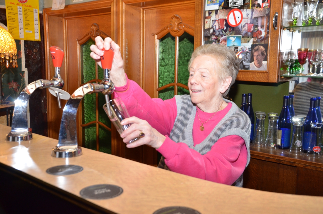 Lucienne (90) al zeventig jaar cafébazin: “Hier zouden ze ruzie maken om te mogen trakteren” - Het Nieuwsblad