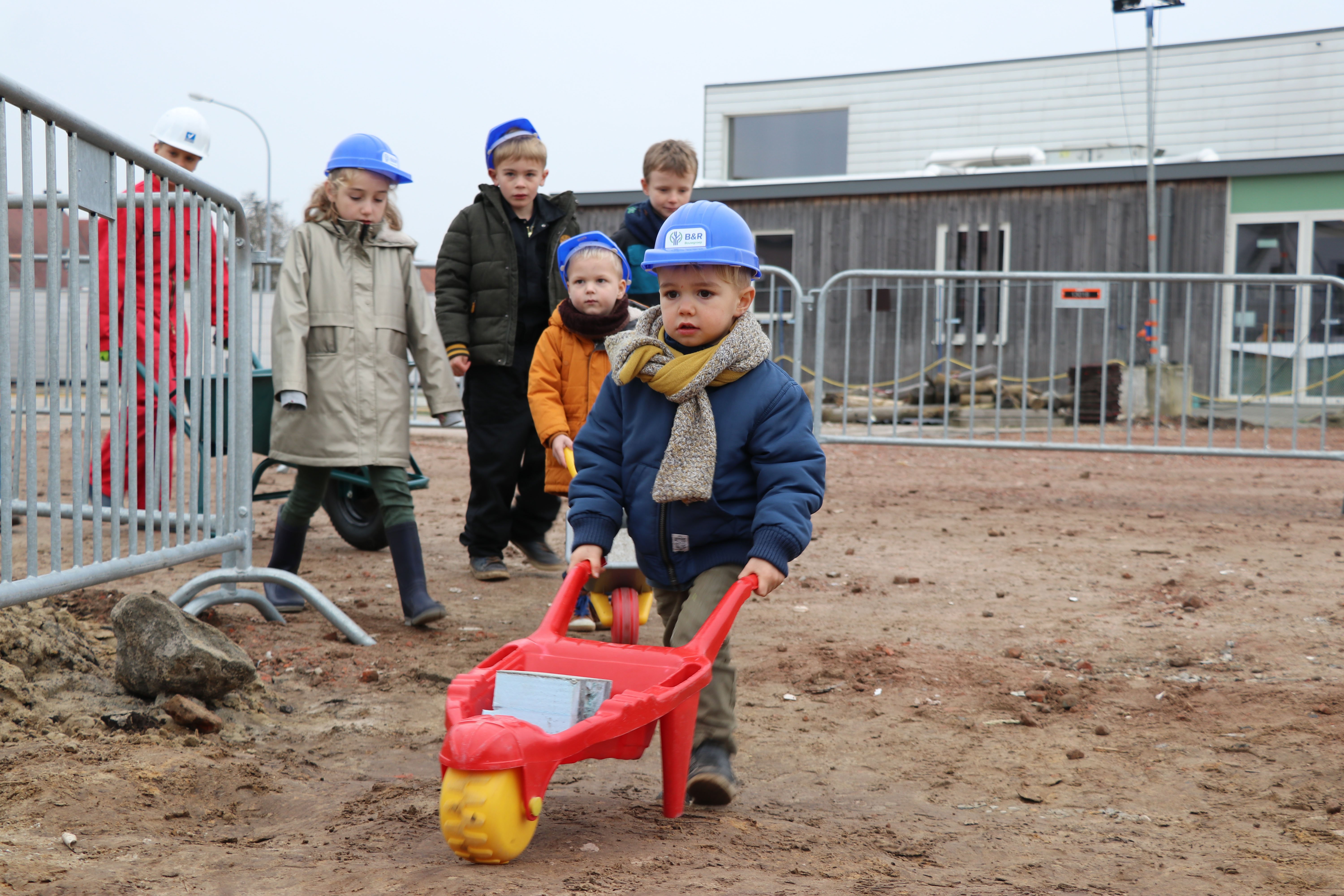 Kinderen basisschool Trapop brengen zelf eerste steen naar 'school van de toekomst' - Het Nieuwsblad