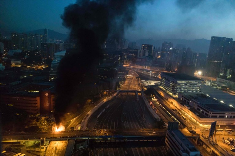 Politie omsingelt bezette campus in Hongkong, terwijl grote branden woeden aan ingang