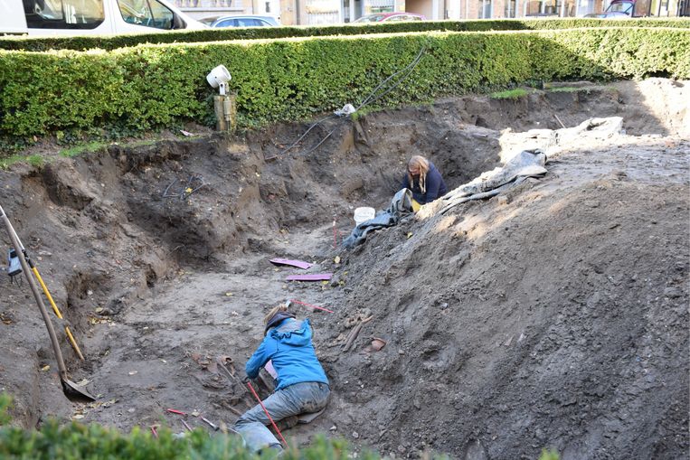 Ondiepe graven ontdekt in stadscentrum: “Een mirakel dat ze hier onbeschadigd bleven”