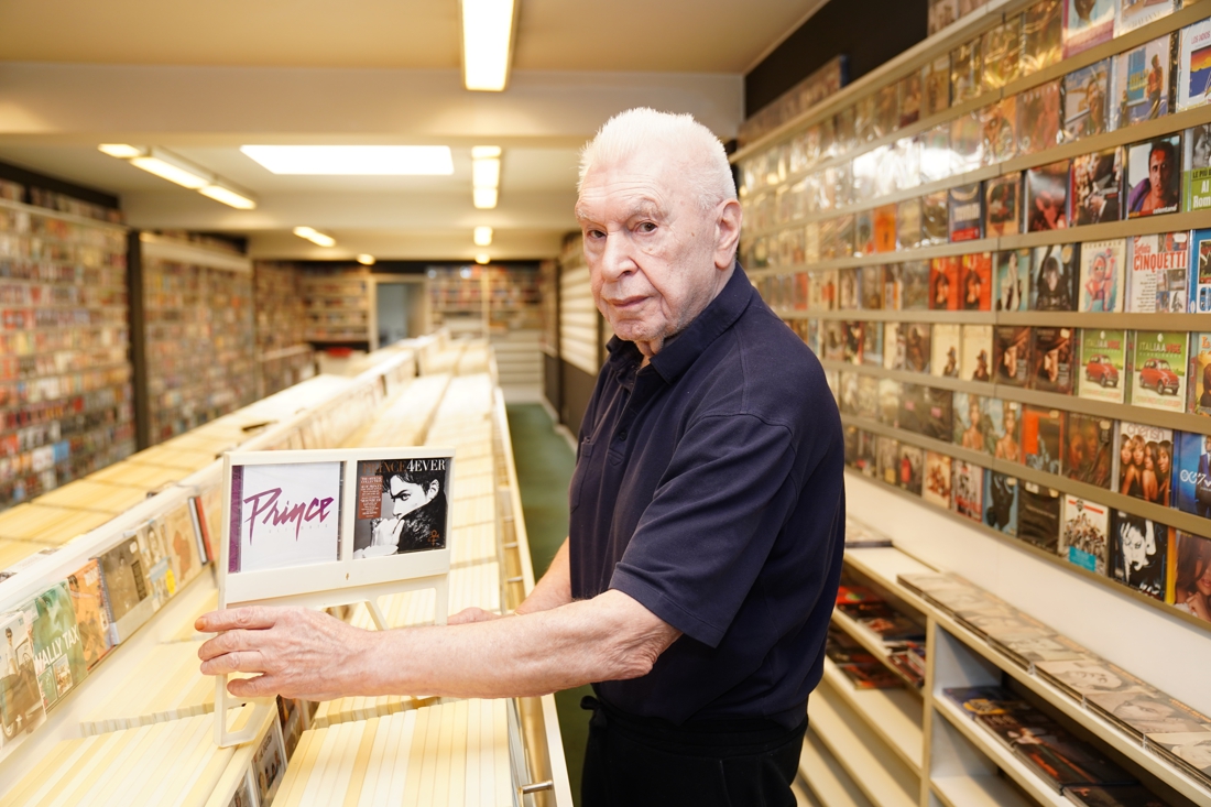 René (77) houdt nog elke dag ‘laatste cd-winkel van België’ open: “Hoe slecht ik me ook voel, tussen mijn cd’s gaat het altijd beter”