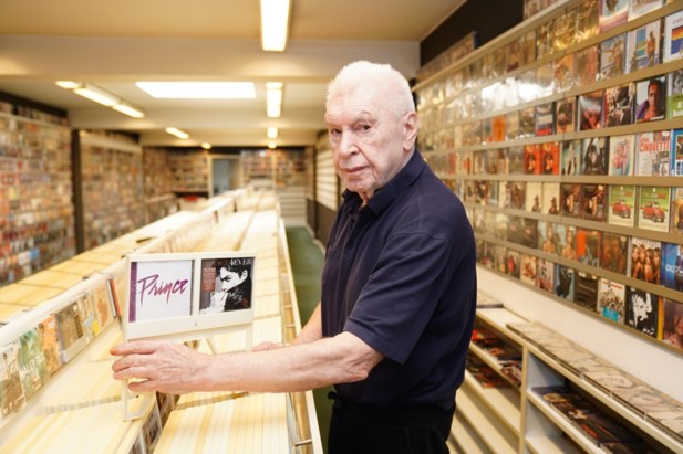 Validatie helikopter Volwassenheid René (77) houdt nog elke dag 'laatste cd-winkel van België' open: “Hoe  slecht ik me ook voel, tussen mijn cd's gaat het altijd beter” (Gent) | Het  Nieuwsblad Mobile