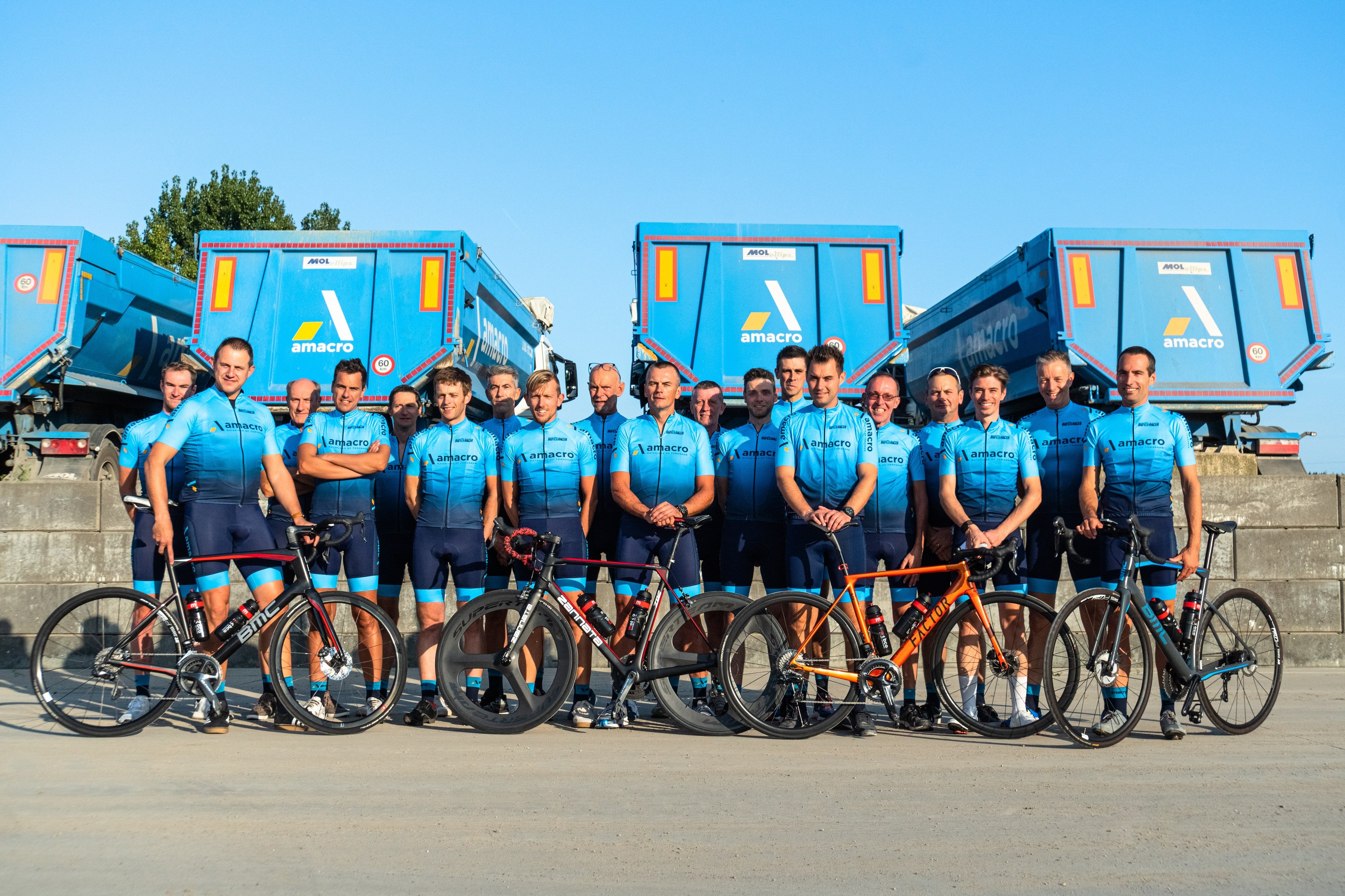 Amacro Cycling Team in nieuwe outfit