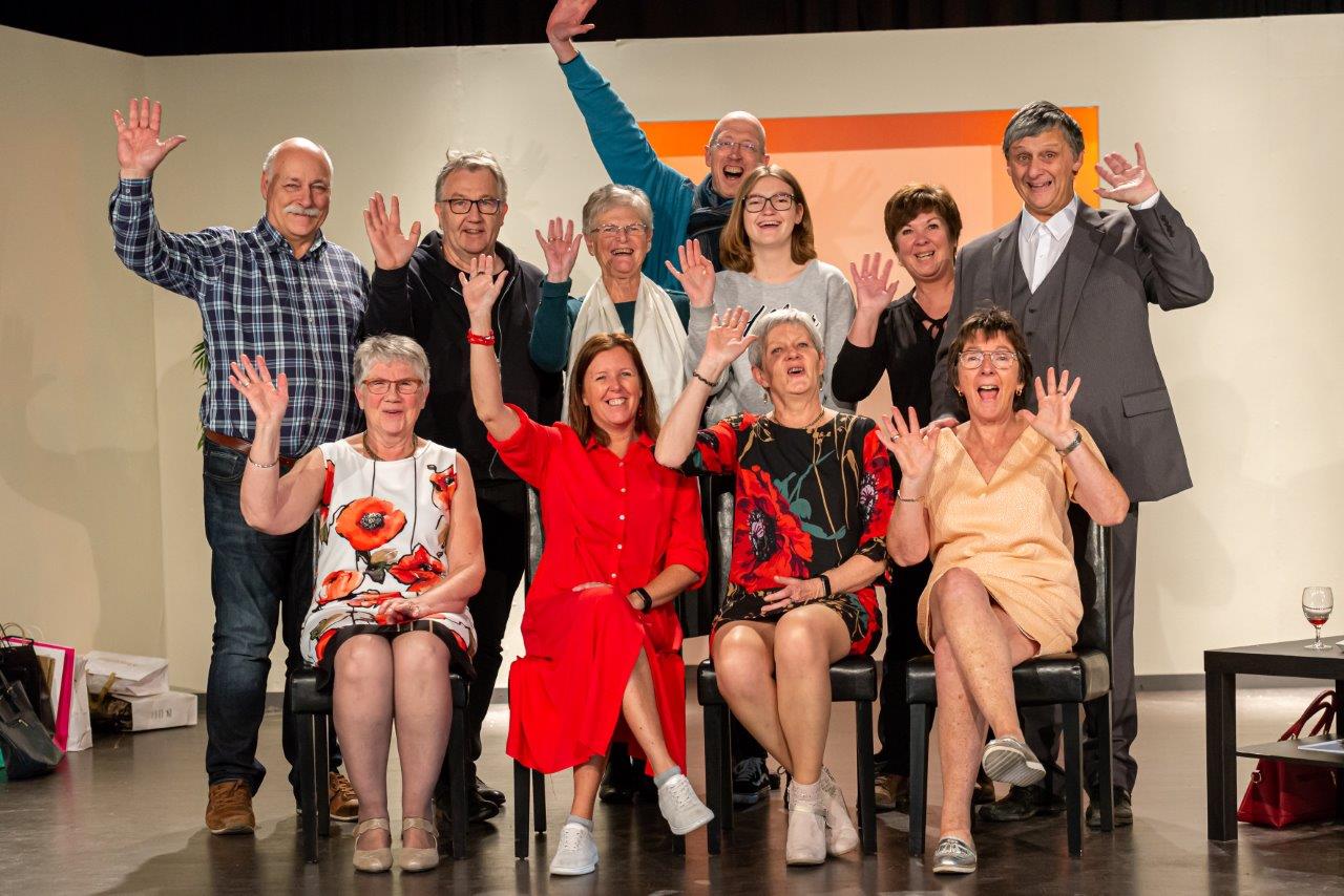 Vier vrolijke vrouwen maken het spel
