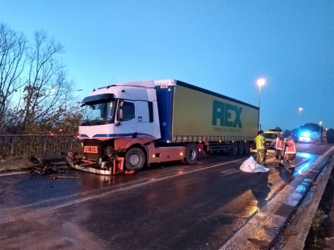 Wagen eindigt op reling van brug na botsing met vrachtwagen