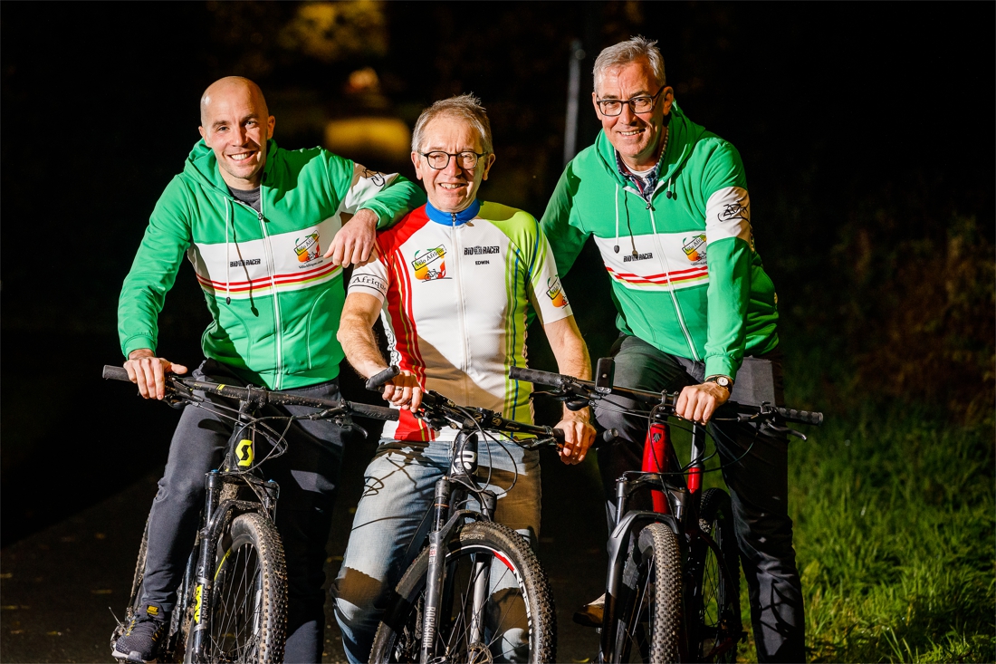 Familie fietst mee door Kameroen om bouw school te sponsoren: “We zijn er één met de Afrikanen”