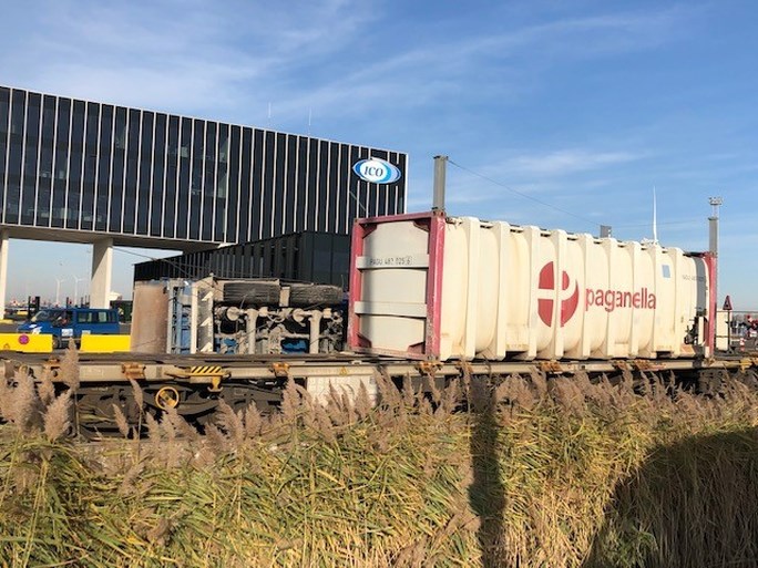Spectaculair ongeval: goederentrein botst tegen vrachtwagen in Zeebrugge