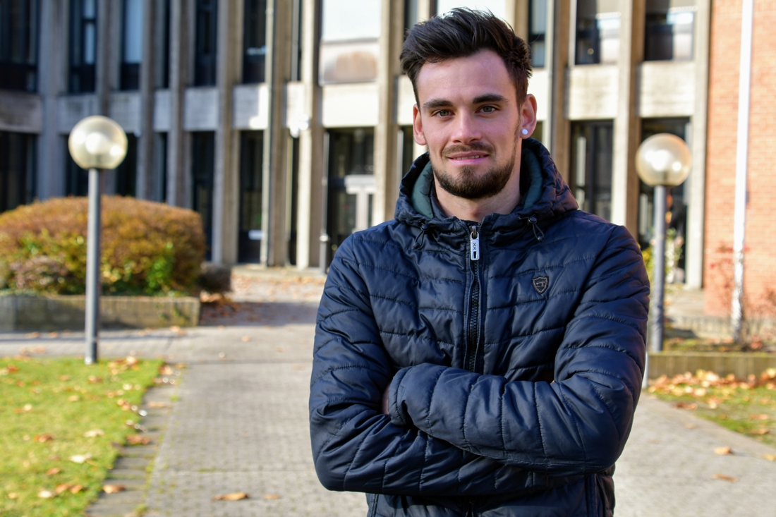 Dakwerker Sven (29) overleeft val van tien meter hoog: “Volgens de artsen is het een wonder dat ik nog leef”