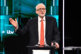 Johnson en Corbyn kiezen in eerste tv-debat de aanval (en kerstcadeaus)